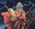 Hukukun tabletleri ile Musa üzerinde on emir yazılır